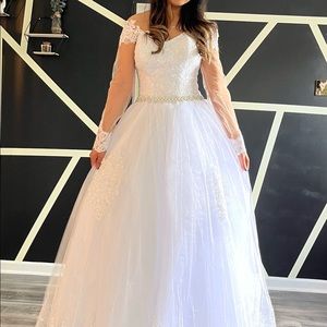 Unworn princess style wedding dress.